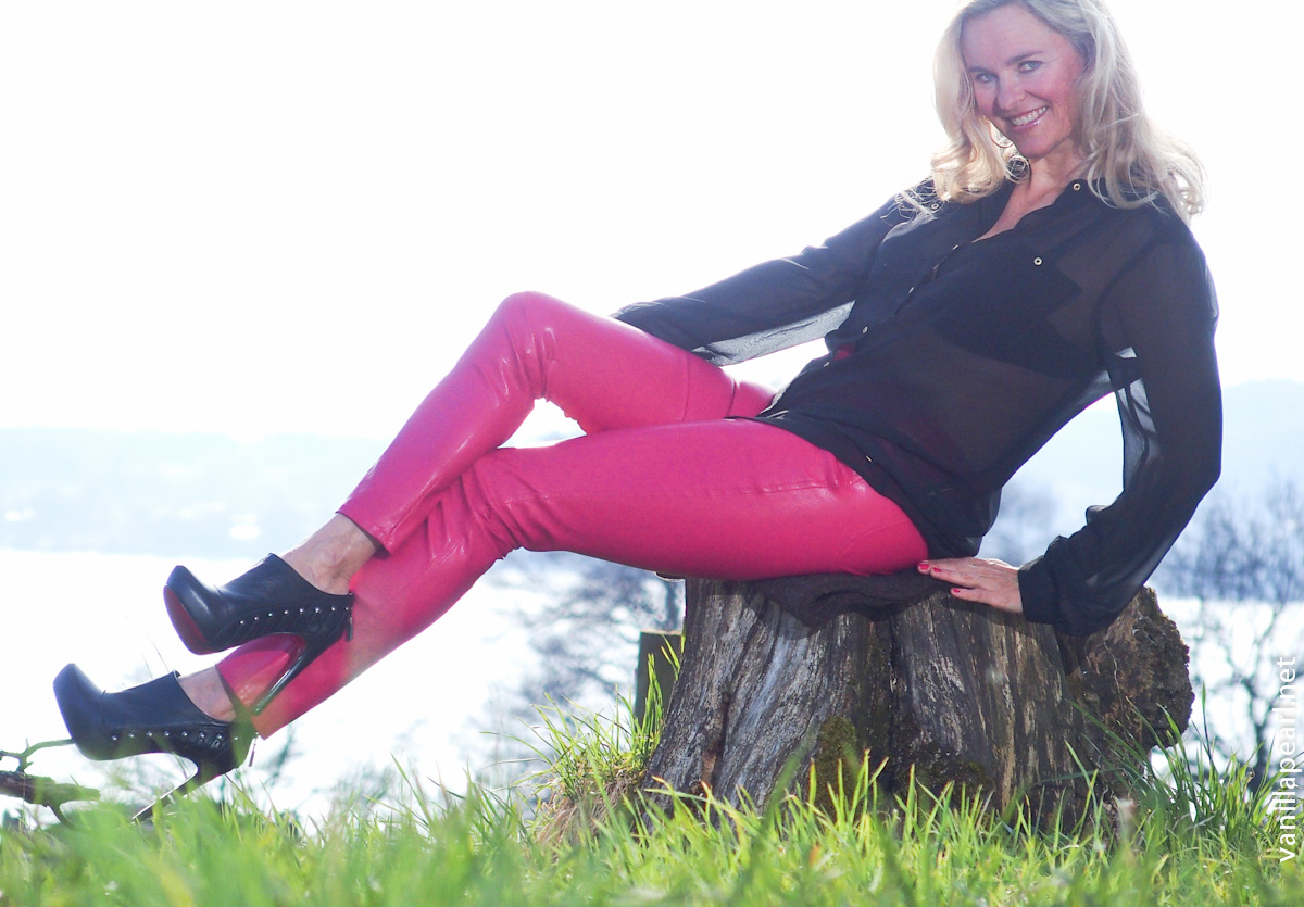 Leder Jeans in Pink mit schwarzer Bluse