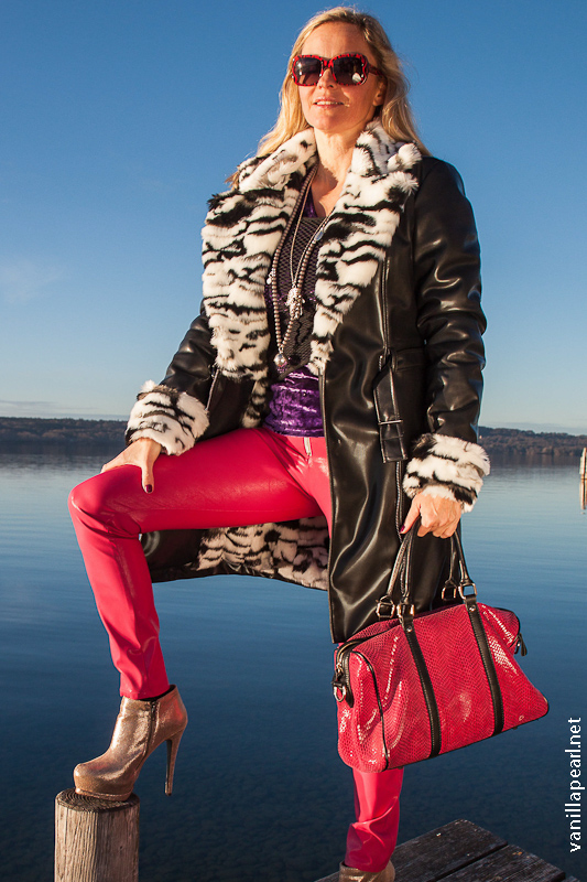 Lederhose pink, Pelzmantel in Schwarz alles von Arcanum Fashion, Design by Christina