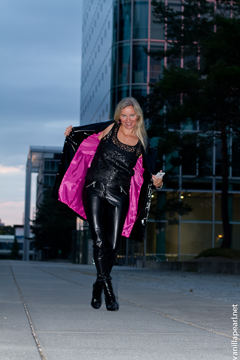 Christina - Vanilla Pearl in Arcanum VEGAN LEATHER PANTS at the O2 Building Munich - shine and be happy!