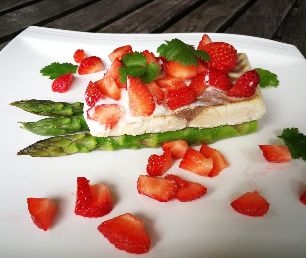 Haddock with asparagus and strawberries Erdbeeren