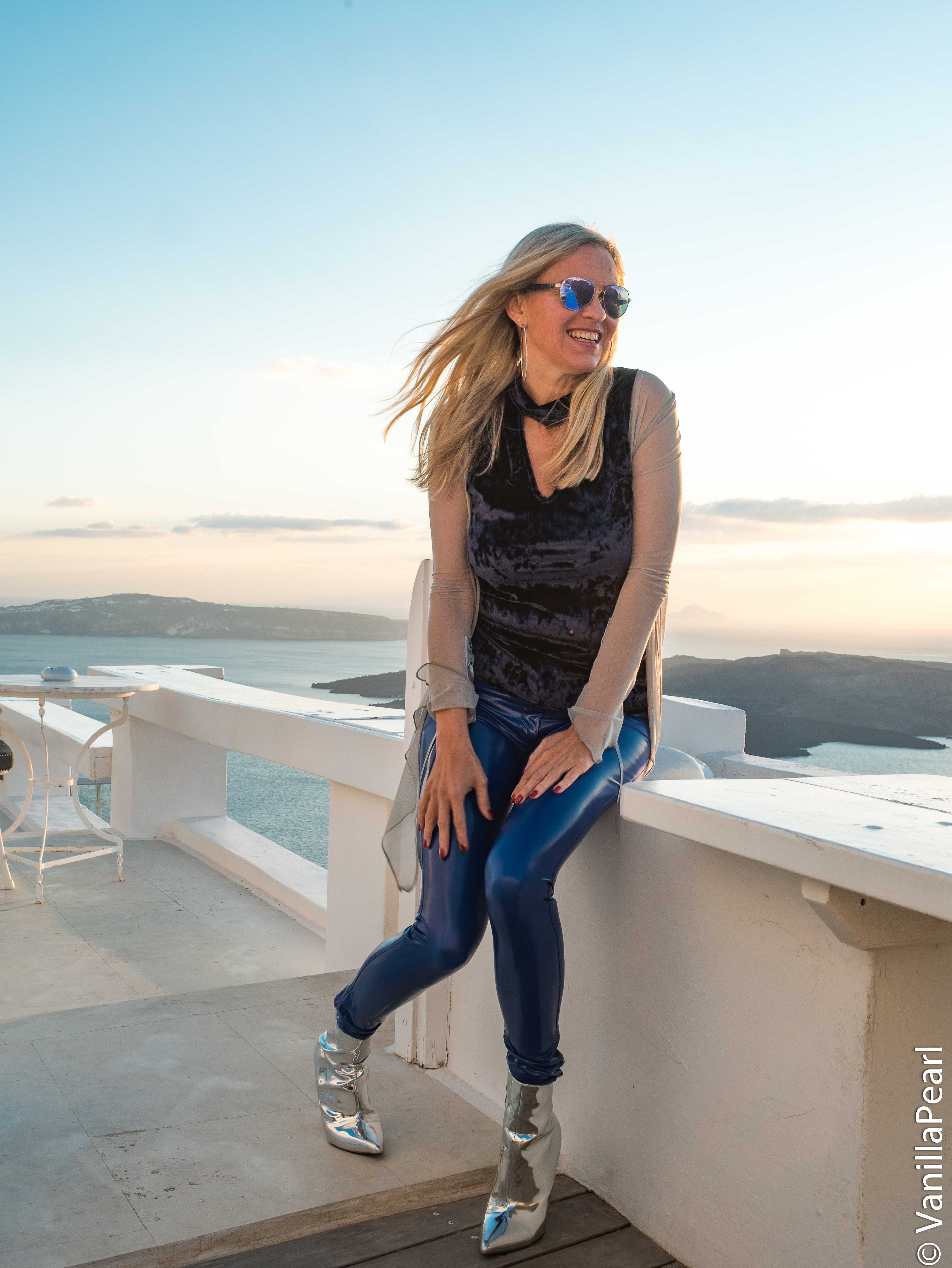 Christina - VanillaPeal und Arcanum Designerin in Santorini in Arcanum Lackhose SuperShine! Royal und HighHeels