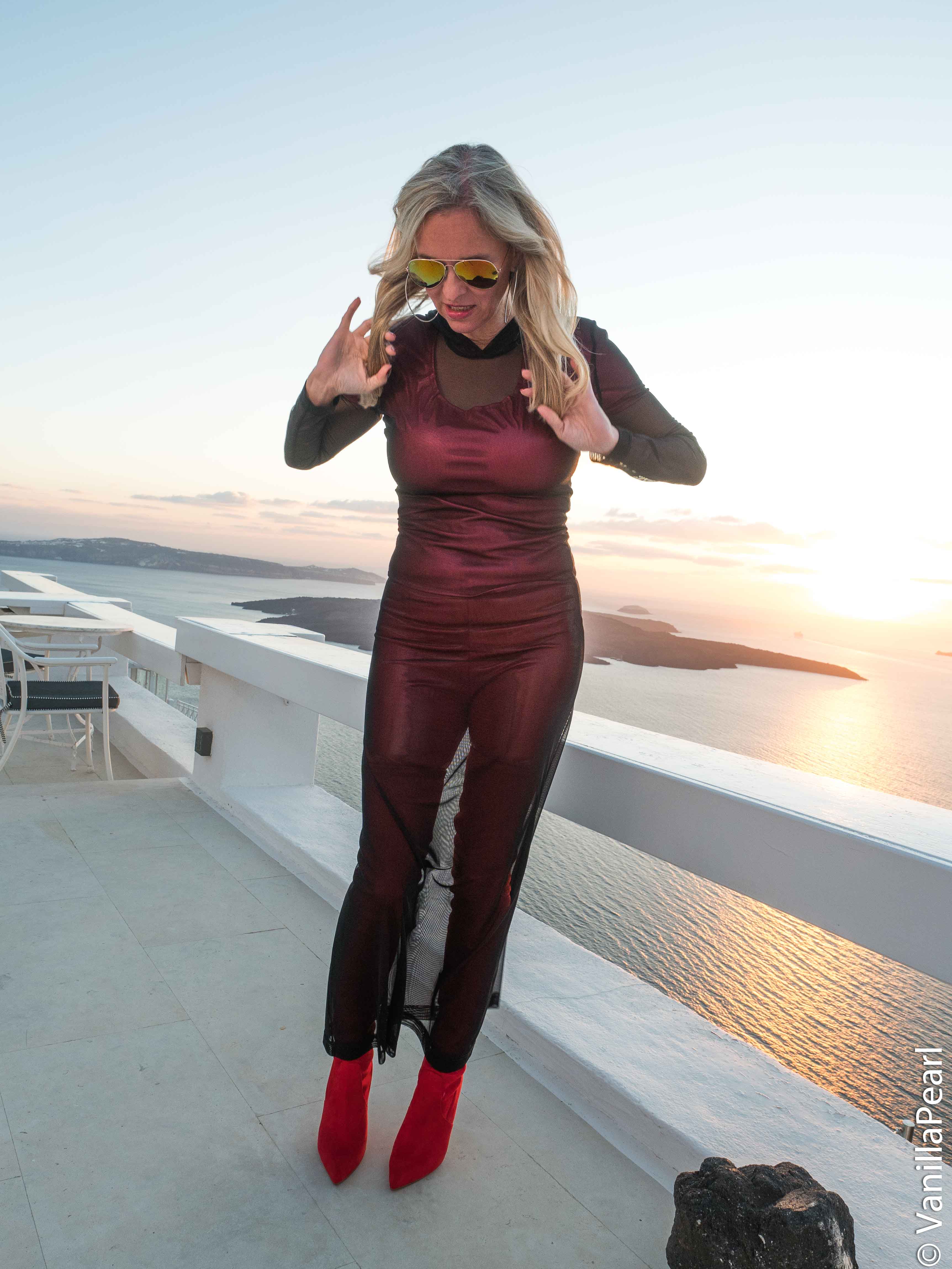 Christina - VanillaPeal in Santorini in roter Lackhose und Higheels