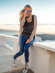 Christina - VanillaPeal in Santorini in blauen Vinylleggings von Arcanum 